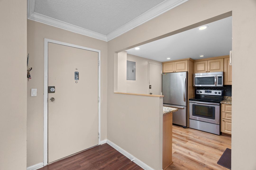 For Sale: $225,000 (2 beds, 2 baths, 1054 Square Feet)