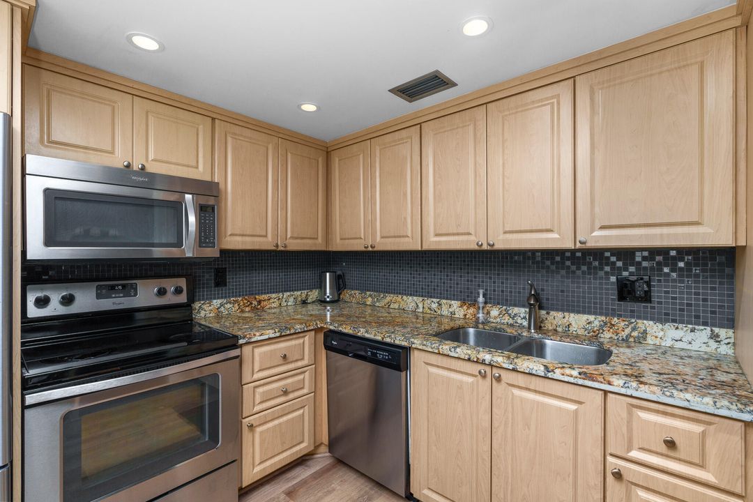 For Sale: $225,000 (2 beds, 2 baths, 1054 Square Feet)