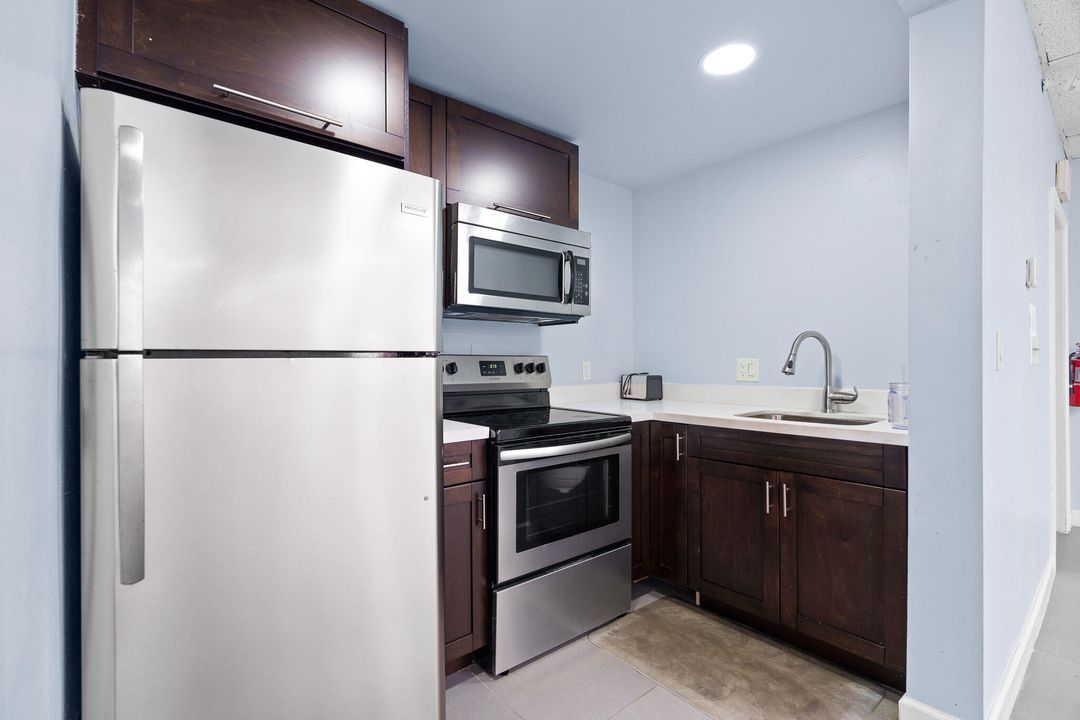 For Sale: $225,000 (2 beds, 2 baths, 1054 Square Feet)