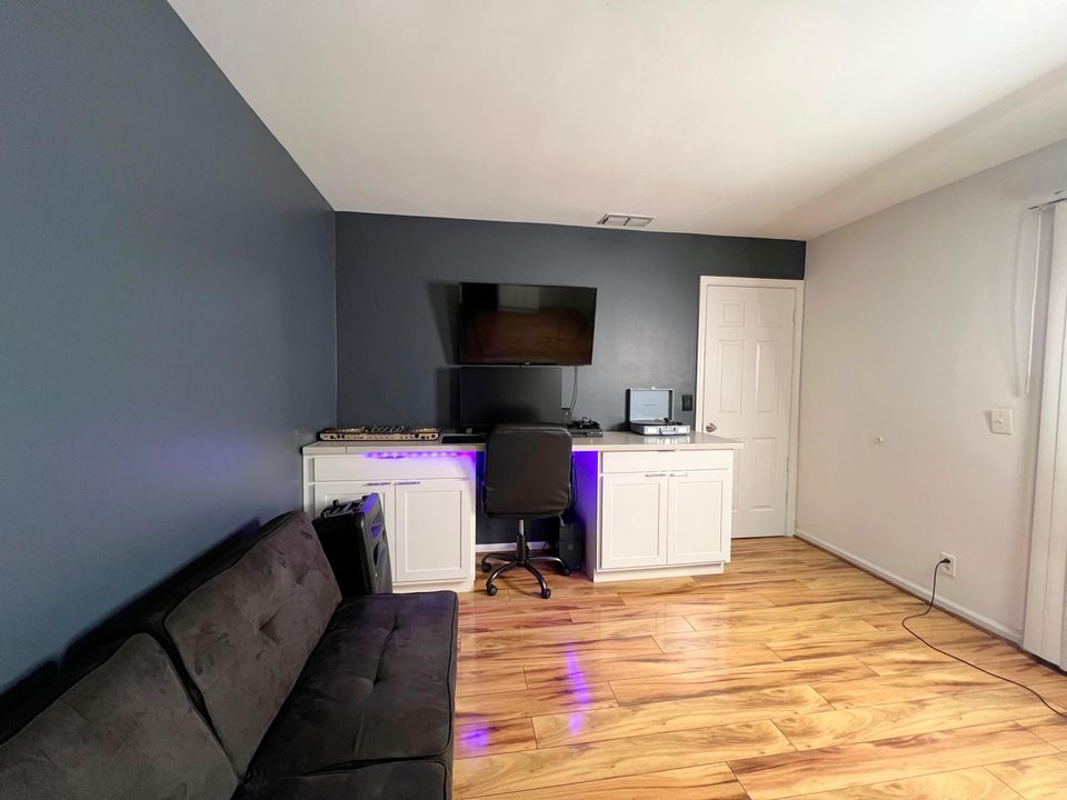 For Rent: $2,300 (2 beds, 1 baths, 1264 Square Feet)