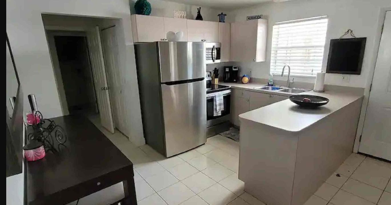 For Rent: $3,000 (3 beds, 2 baths, 1250 Square Feet)