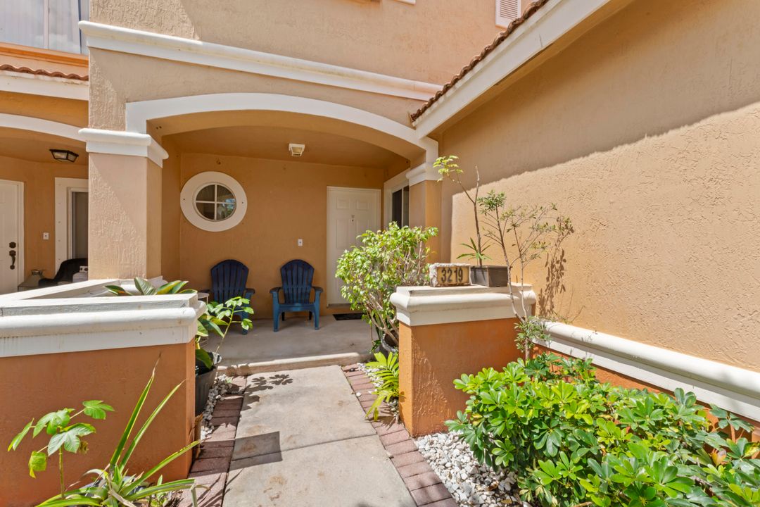 For Sale: $400,000 (3 beds, 2 baths, 1560 Square Feet)