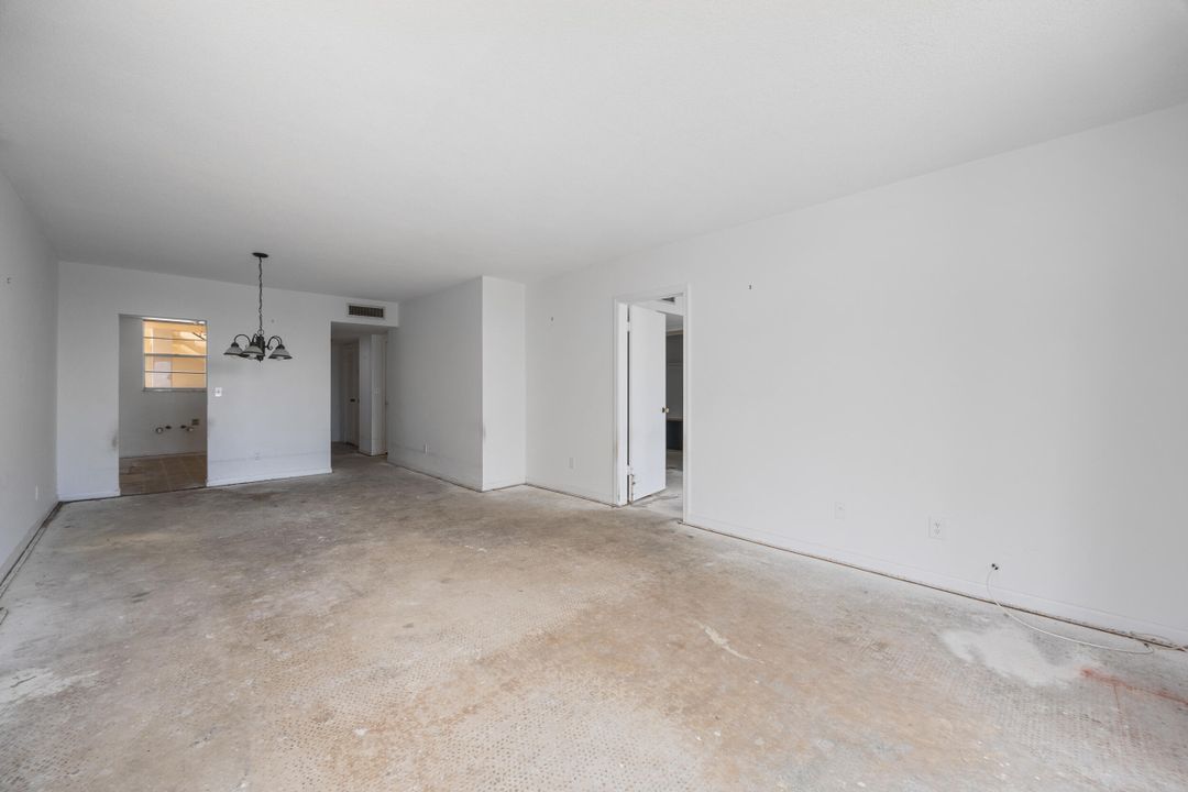 Active With Contract: $275,000 (2 beds, 2 baths, 1079 Square Feet)