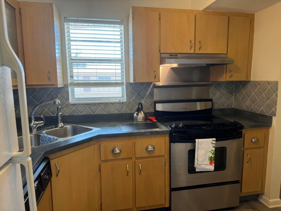 For Rent: $1,900 (2 beds, 1 baths, 819 Square Feet)