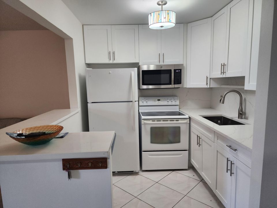 For Rent: $1,595 (1 beds, 1 baths, 705 Square Feet)