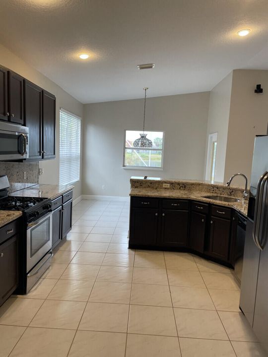 For Rent: $3,235 (3 beds, 2 baths, 2093 Square Feet)