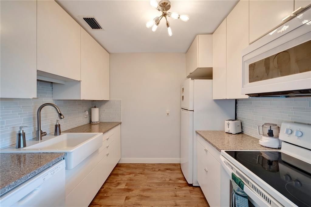 For Sale: $130,000 (1 beds, 1 baths, 630 Square Feet)