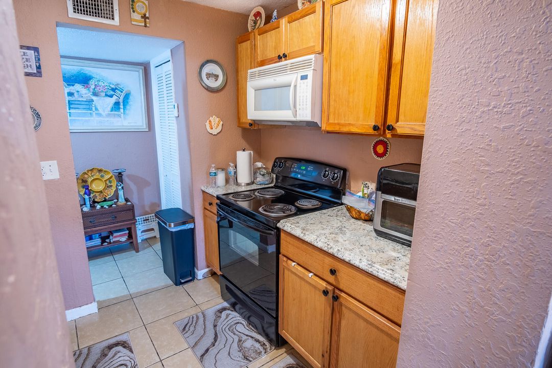 For Sale: $299,000 (2 beds, 1 baths, 912 Square Feet)