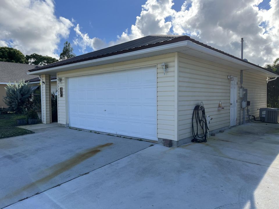 For Sale: $240,000 (3 beds, 2 baths, 1096 Square Feet)