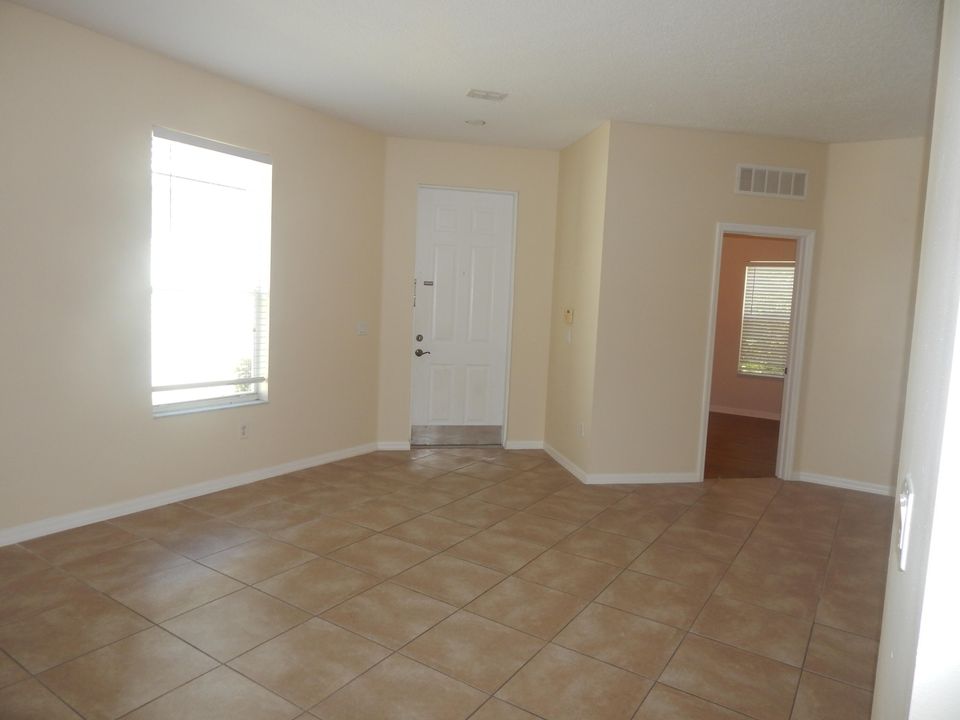 For Rent: $2,500 (3 beds, 2 baths, 1418 Square Feet)