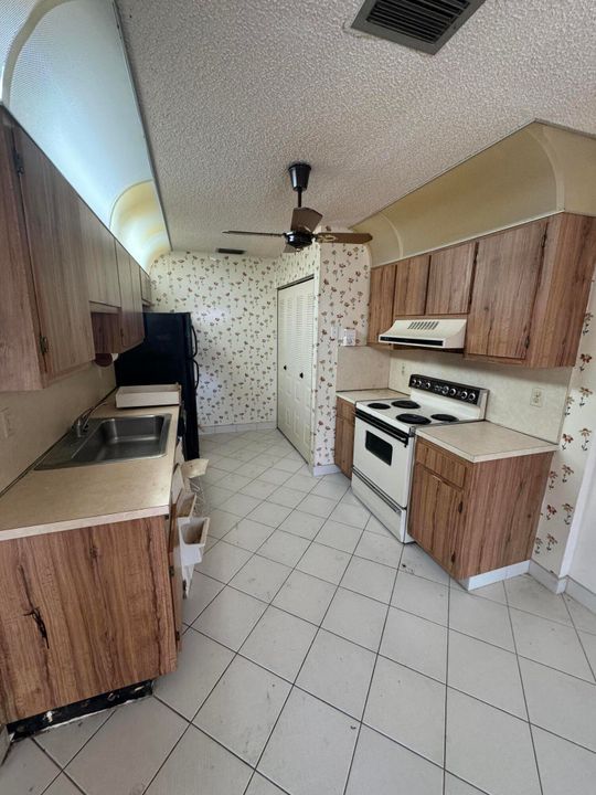 For Sale: $175,000 (2 beds, 2 baths, 1200 Square Feet)