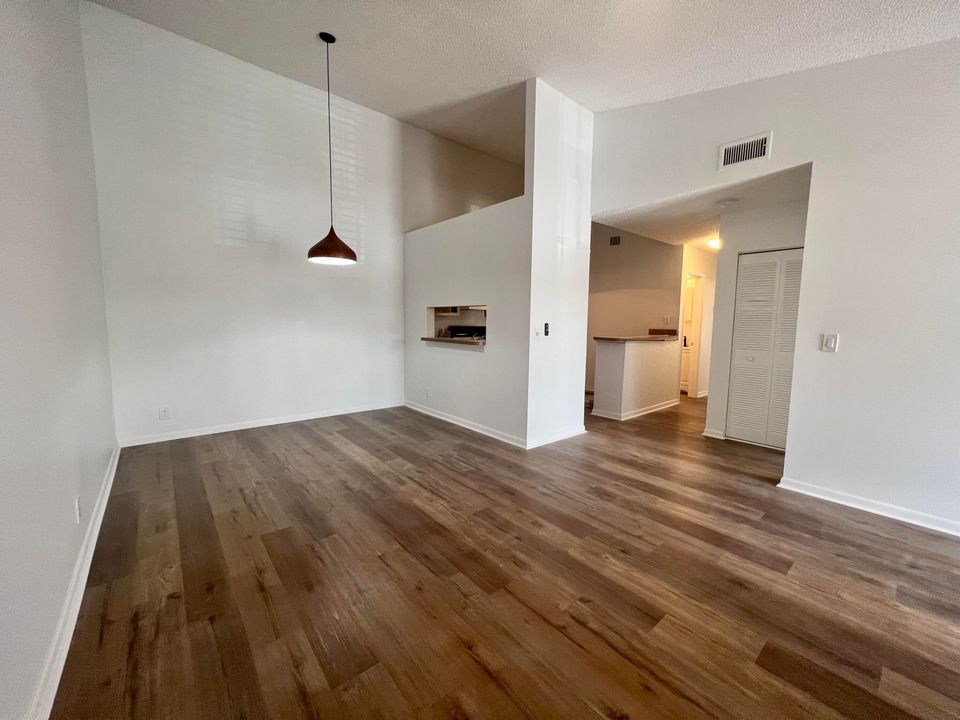 For Rent: $2,500 (2 beds, 2 baths, 980 Square Feet)