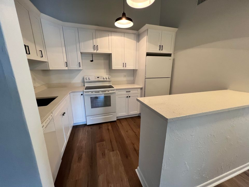 For Rent: $2,500 (2 beds, 2 baths, 980 Square Feet)