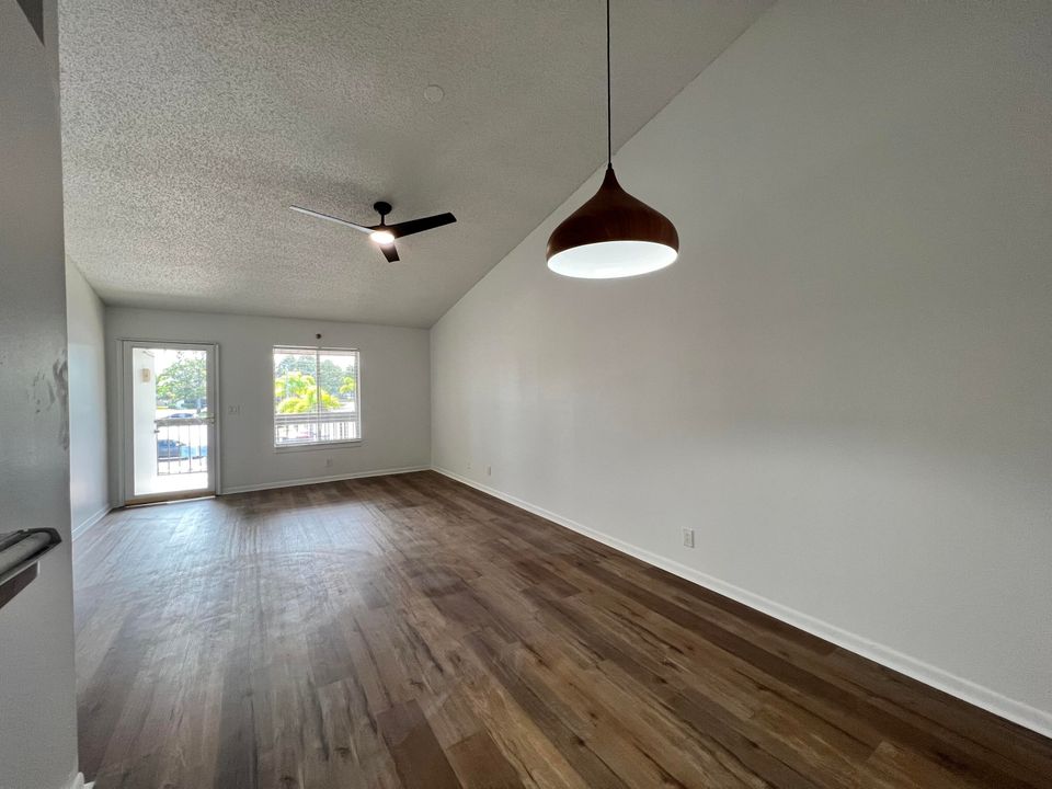 For Rent: $2,500 (2 beds, 2 baths, 980 Square Feet)