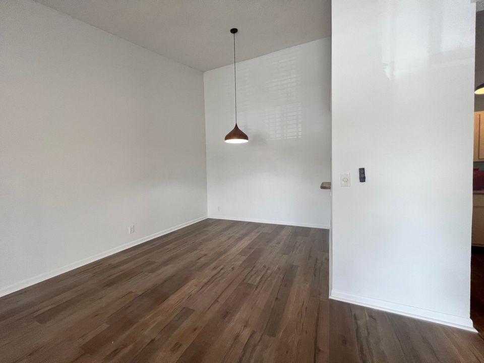 For Rent: $2,500 (2 beds, 2 baths, 980 Square Feet)