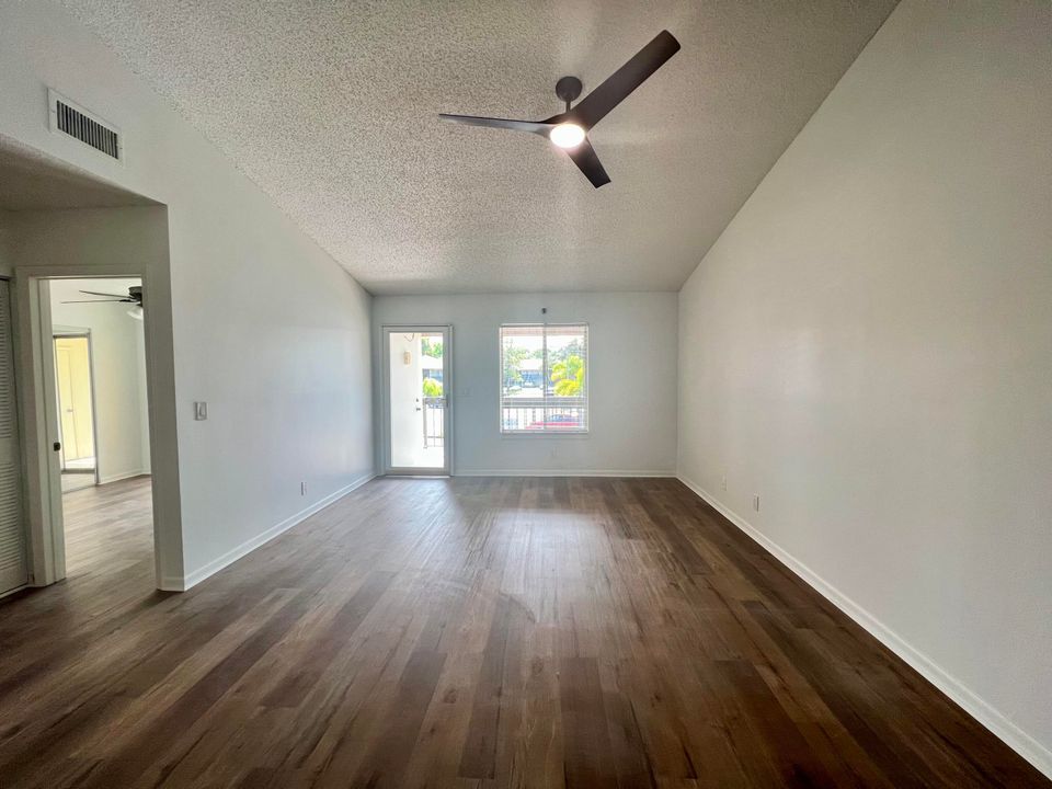 For Rent: $2,500 (2 beds, 2 baths, 980 Square Feet)