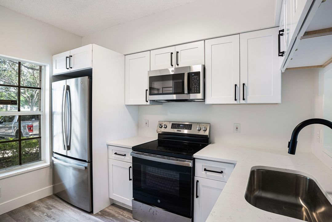 For Sale: $375,000 (2 beds, 1 baths, 945 Square Feet)