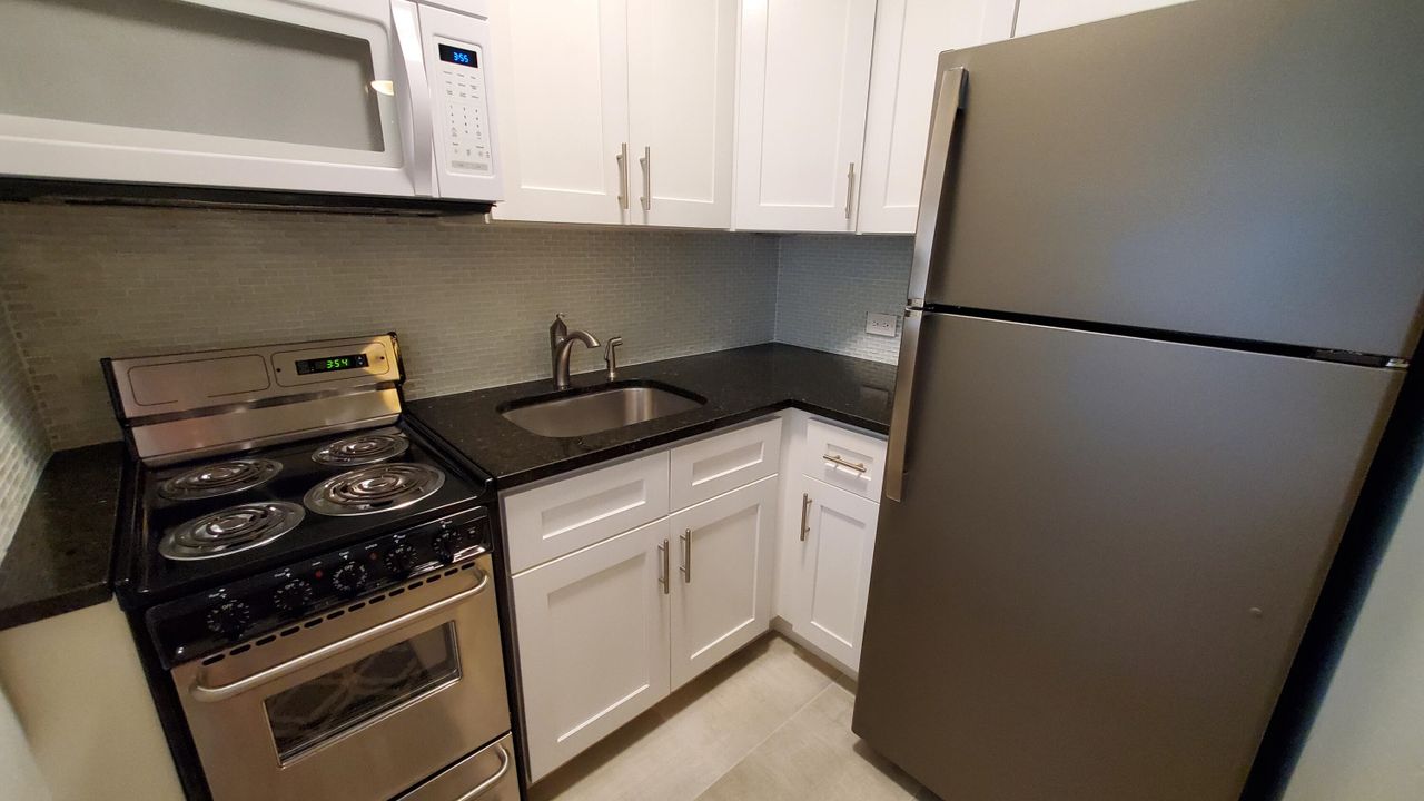 For Rent: $2,400 (2 beds, 1 baths, 932 Square Feet)