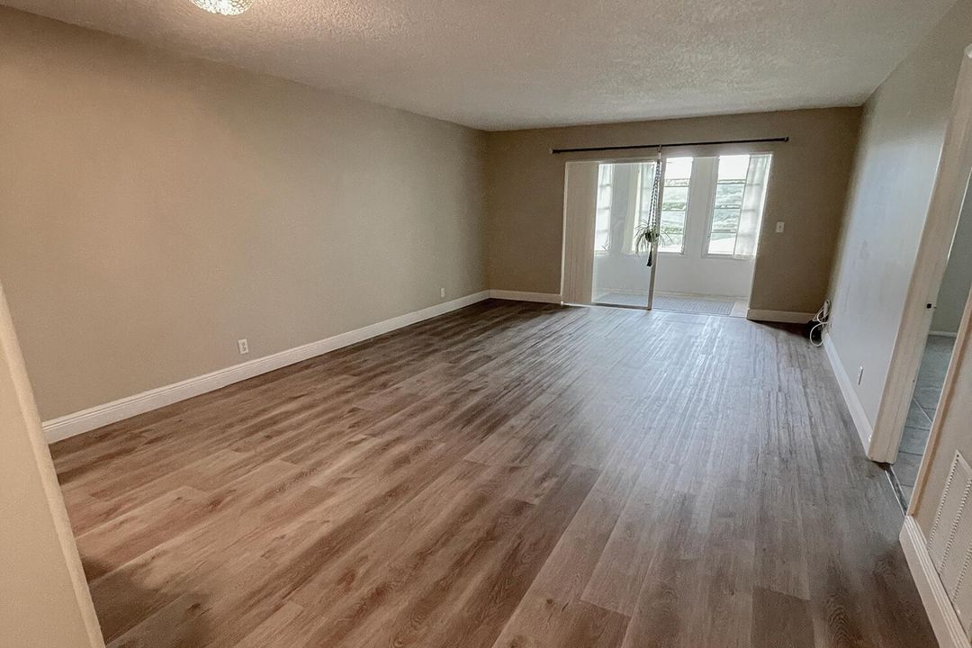 For Rent: $2,200 (2 beds, 2 baths, 1021 Square Feet)