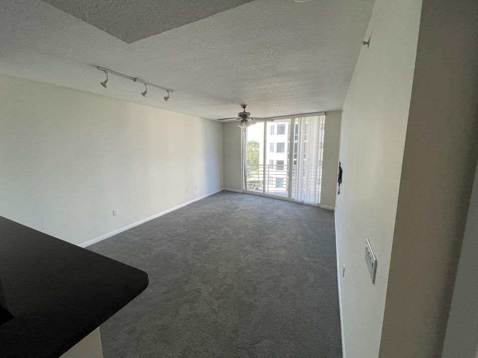 For Rent: $2,500 (1 beds, 1 baths, 777 Square Feet)