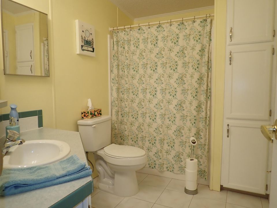 For Sale: $244,900 (2 beds, 2 baths, 1393 Square Feet)