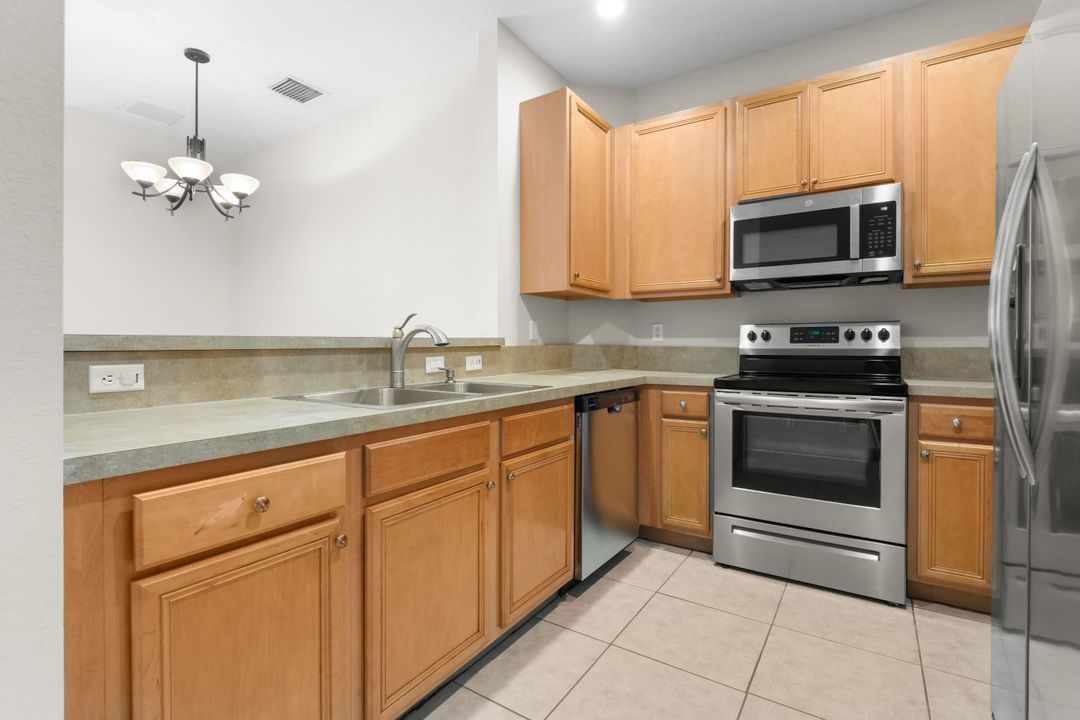 Active With Contract: $294,900 (3 beds, 2 baths, 1316 Square Feet)