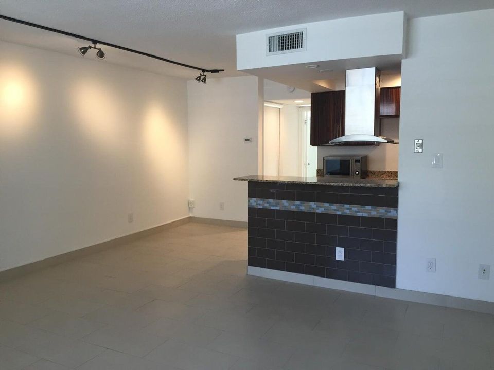 For Rent: $2,000 (1 beds, 1 baths, 640 Square Feet)