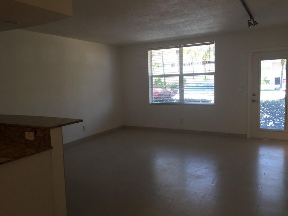 For Rent: $2,000 (1 beds, 1 baths, 640 Square Feet)