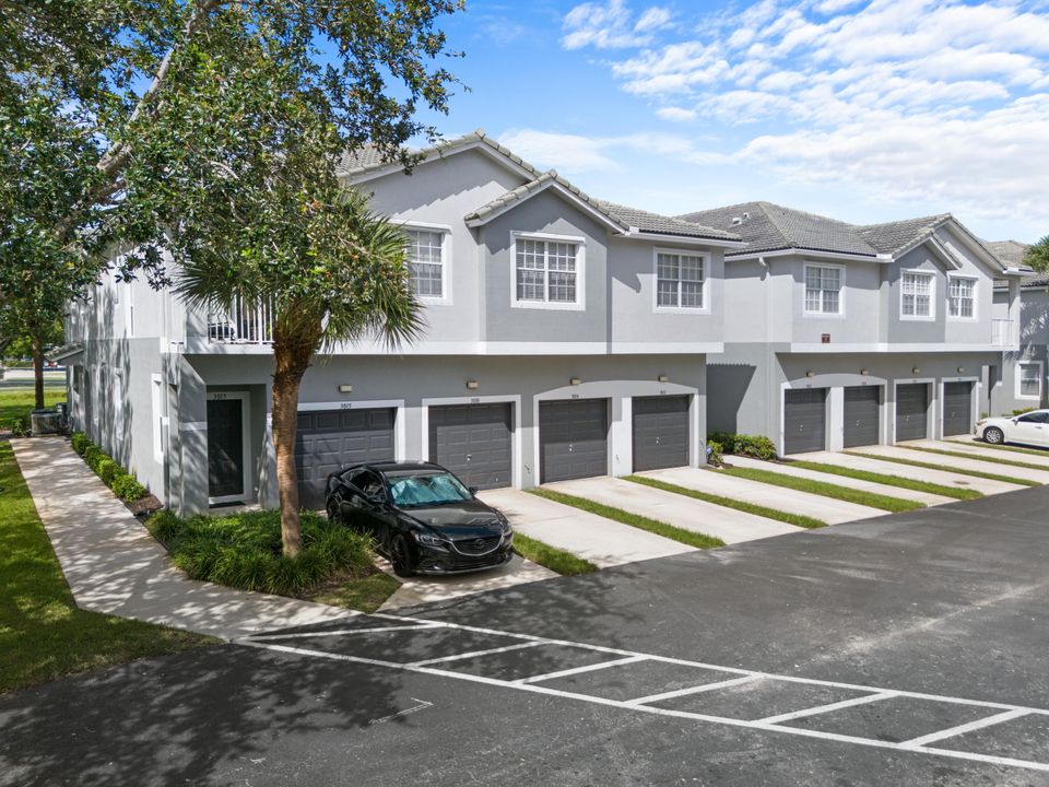 Active With Contract: $294,900 (3 beds, 2 baths, 1316 Square Feet)