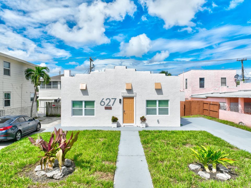 For Sale: $430,000 (3 beds, 2 baths, 1169 Square Feet)