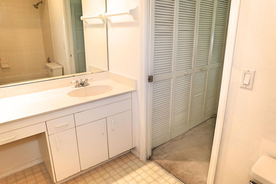 For Sale: $290,000 (2 beds, 2 baths, 988 Square Feet)