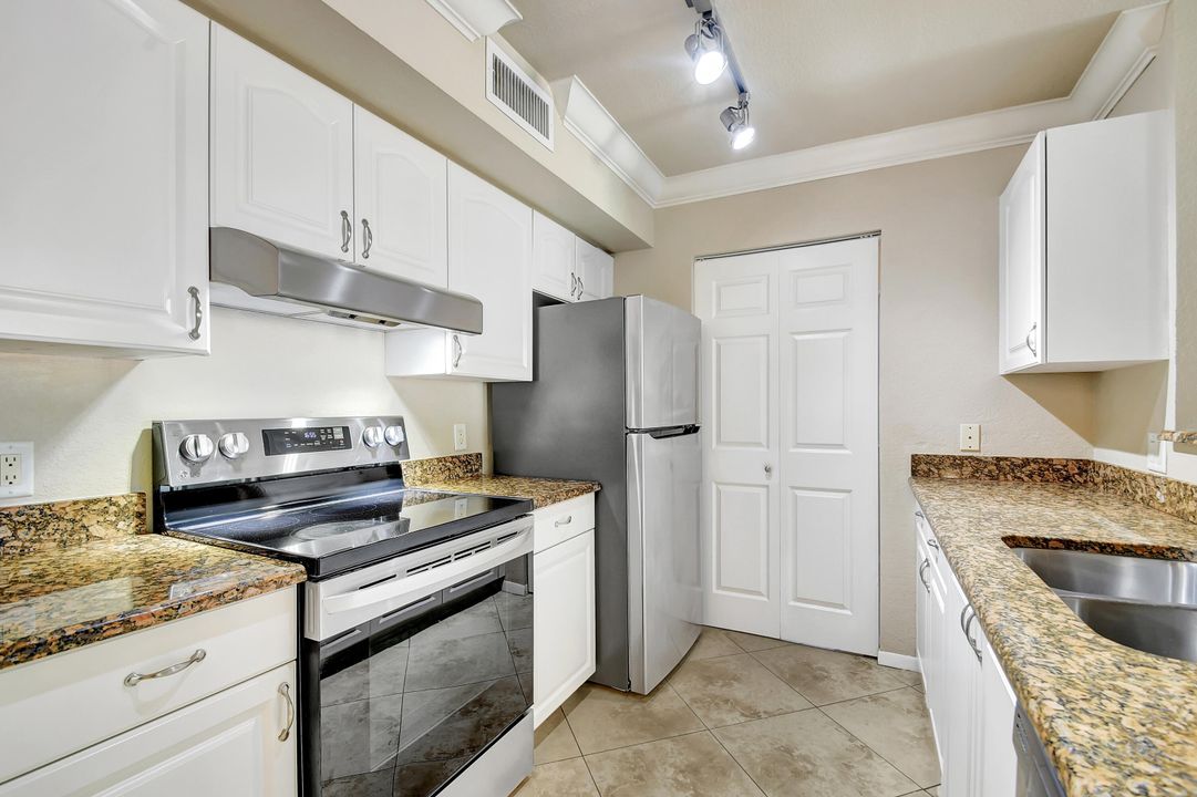 For Sale: $279,900 (1 beds, 1 baths, 945 Square Feet)