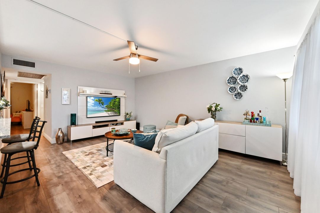 For Sale: $240,000 (2 beds, 2 baths, 820 Square Feet)