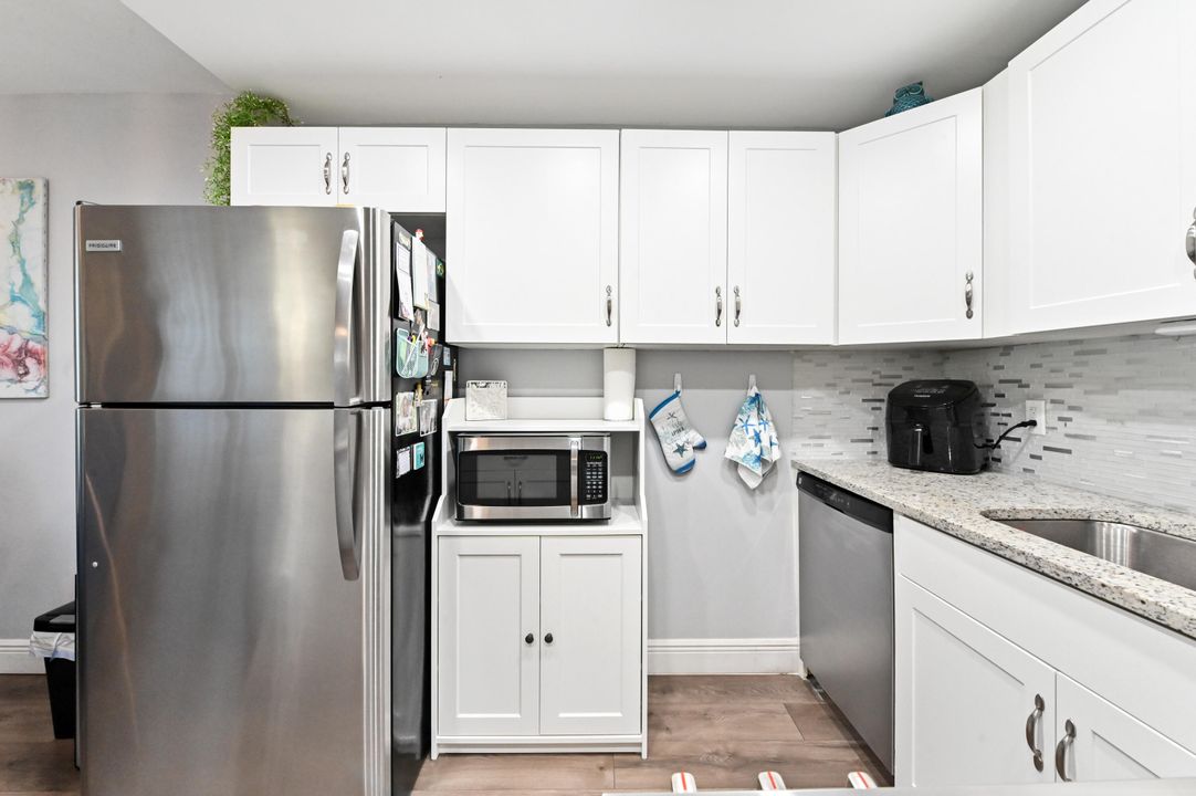 For Sale: $240,000 (2 beds, 2 baths, 820 Square Feet)