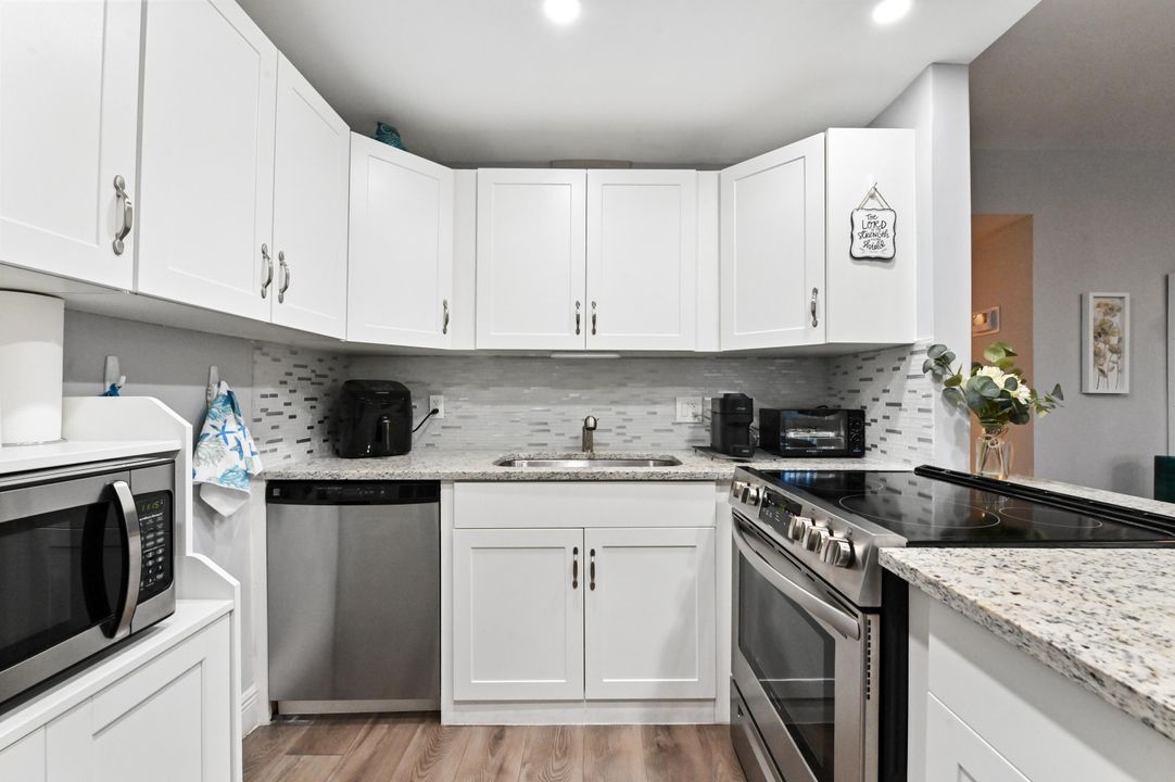 For Sale: $240,000 (2 beds, 2 baths, 820 Square Feet)