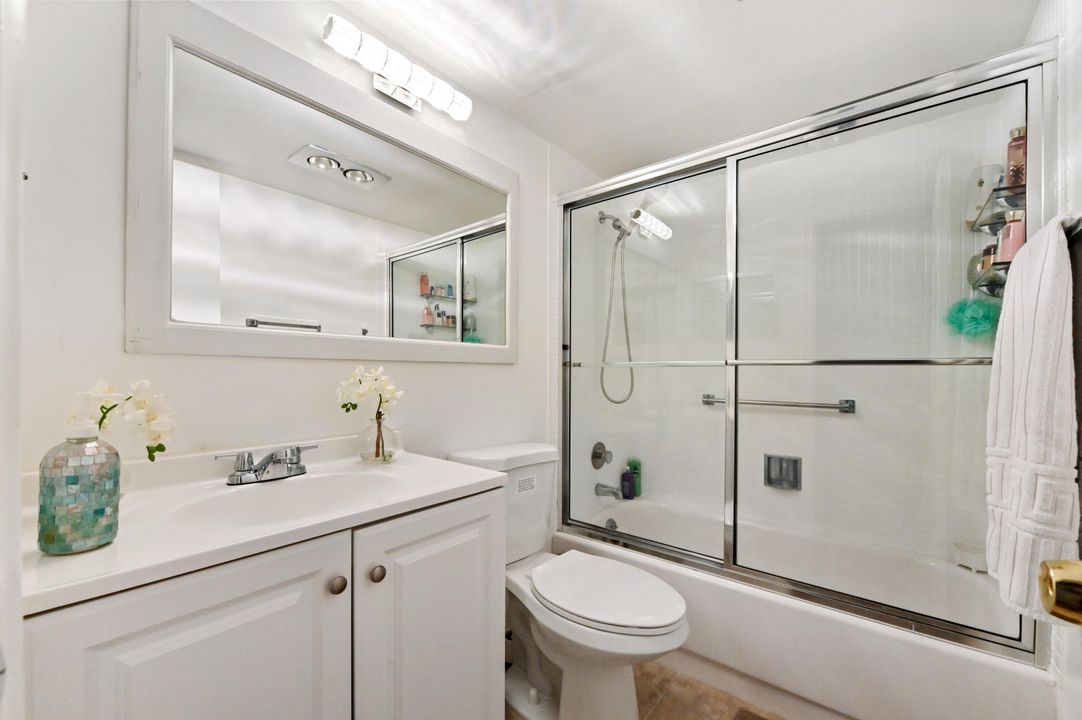 For Sale: $240,000 (2 beds, 2 baths, 820 Square Feet)