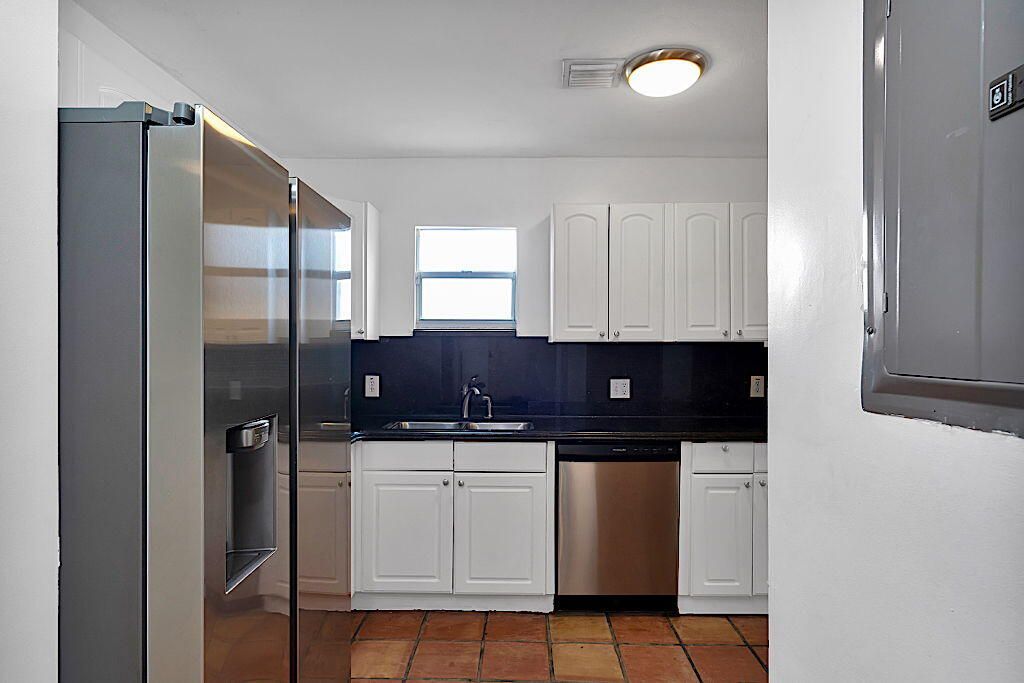 For Rent: $2,800 (2 beds, 1 baths, 1274 Square Feet)