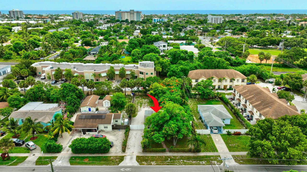 For Sale: $649,000 (3 beds, 2 baths, 828 Square Feet)