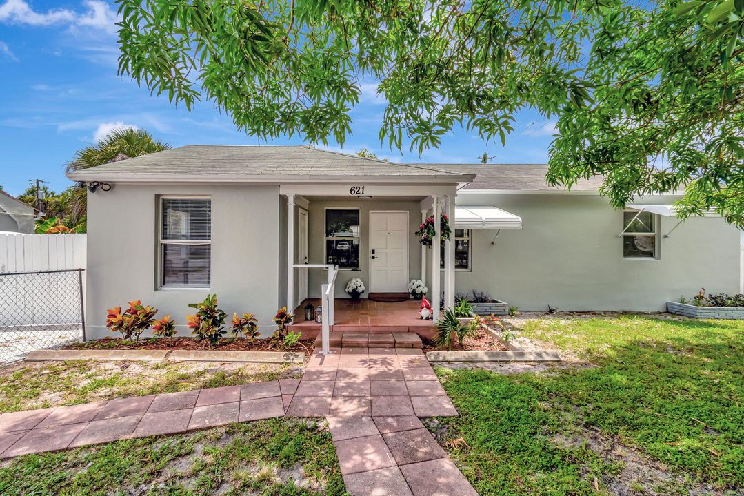 For Sale: $649,000 (3 beds, 2 baths, 828 Square Feet)