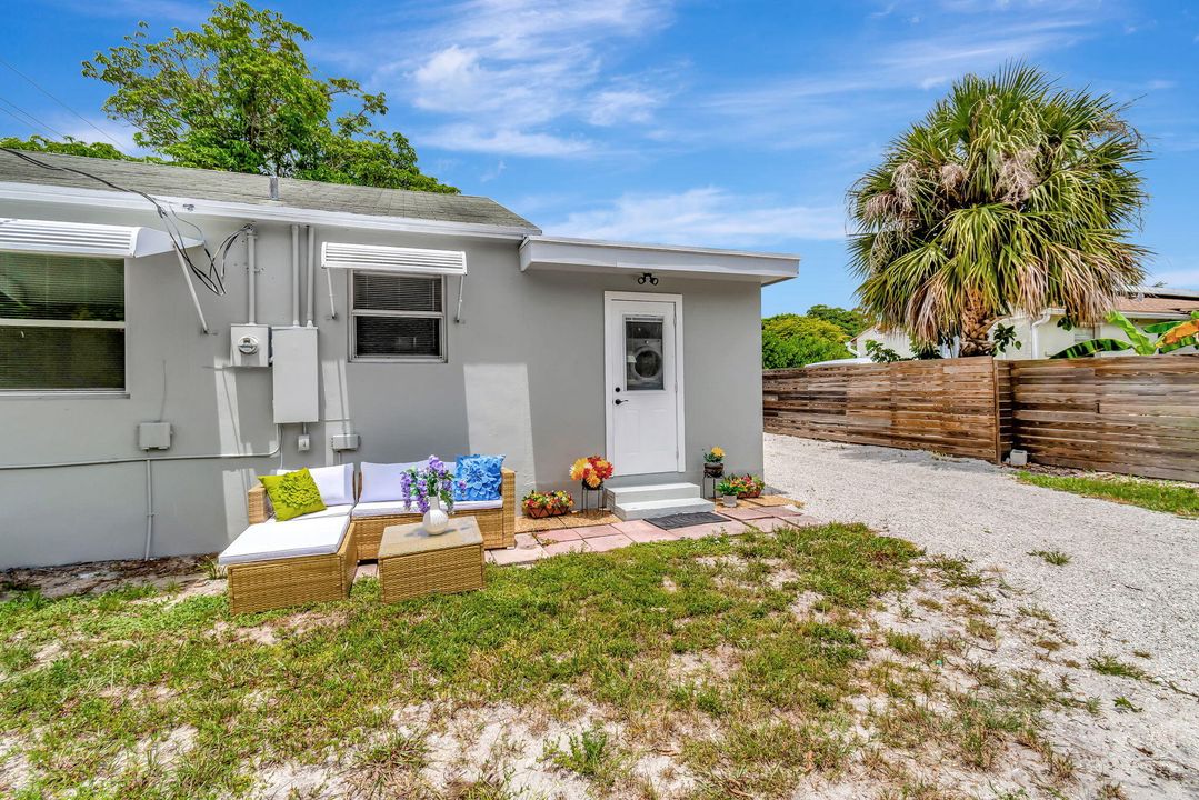 For Sale: $649,000 (3 beds, 2 baths, 828 Square Feet)