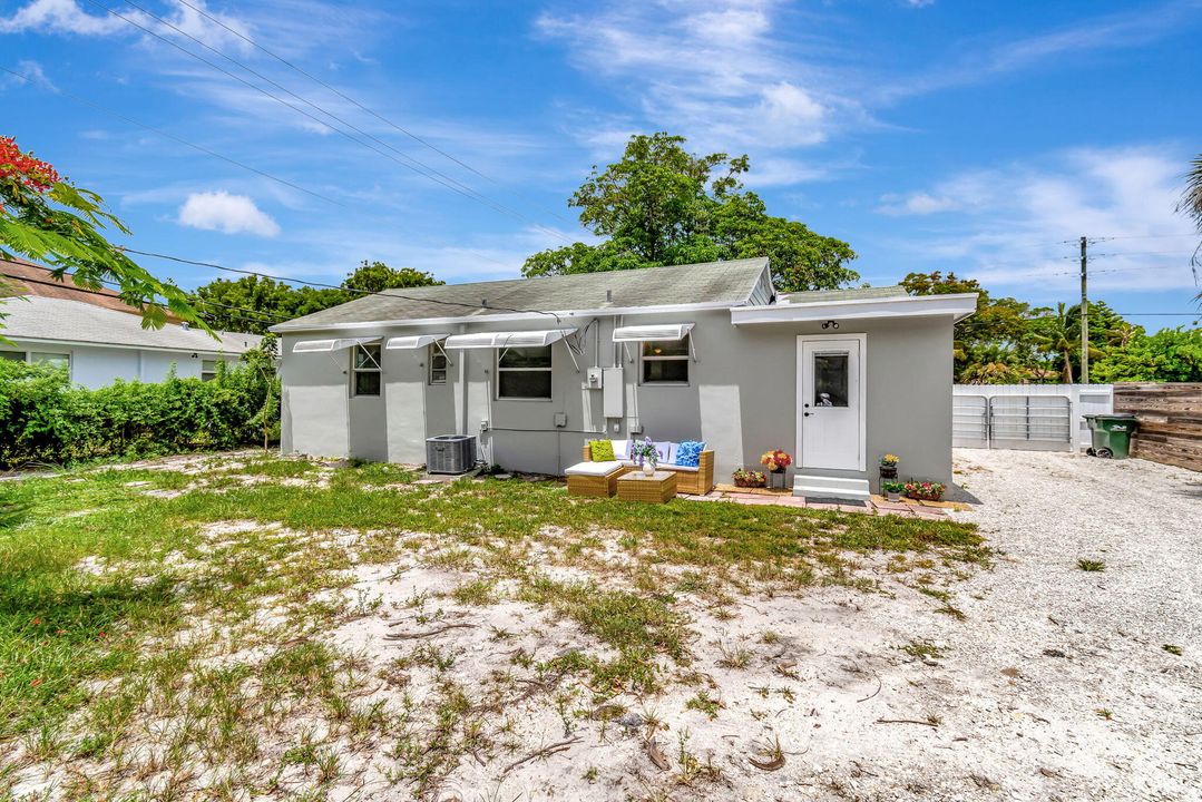 For Sale: $649,000 (3 beds, 2 baths, 828 Square Feet)