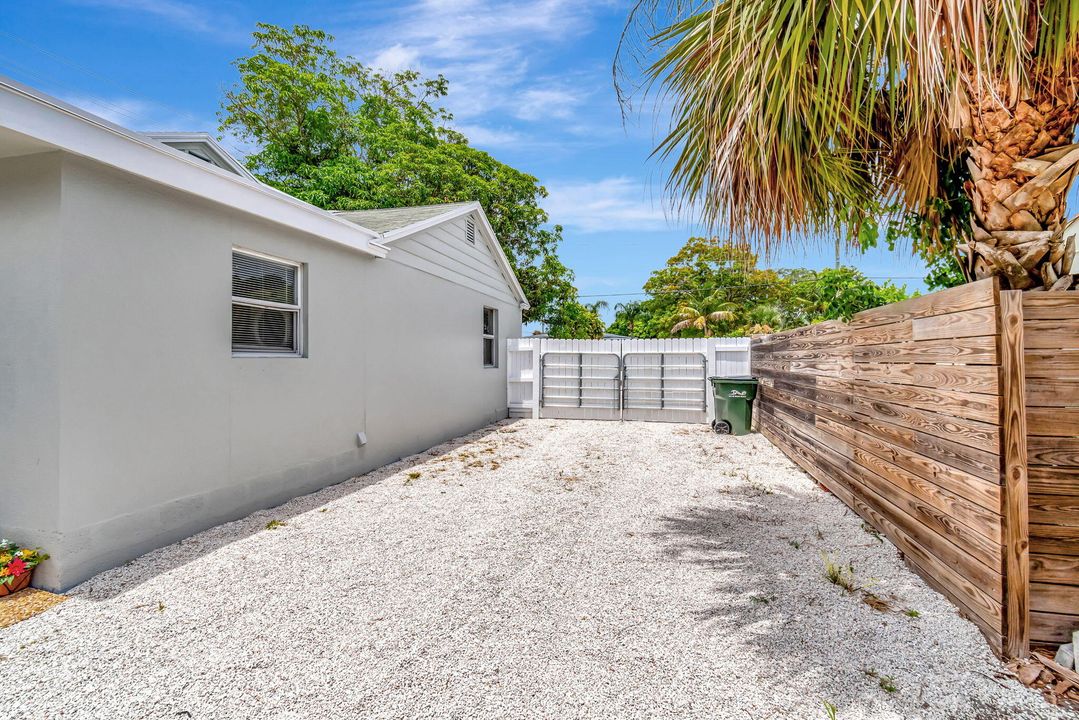 For Sale: $649,000 (3 beds, 2 baths, 828 Square Feet)