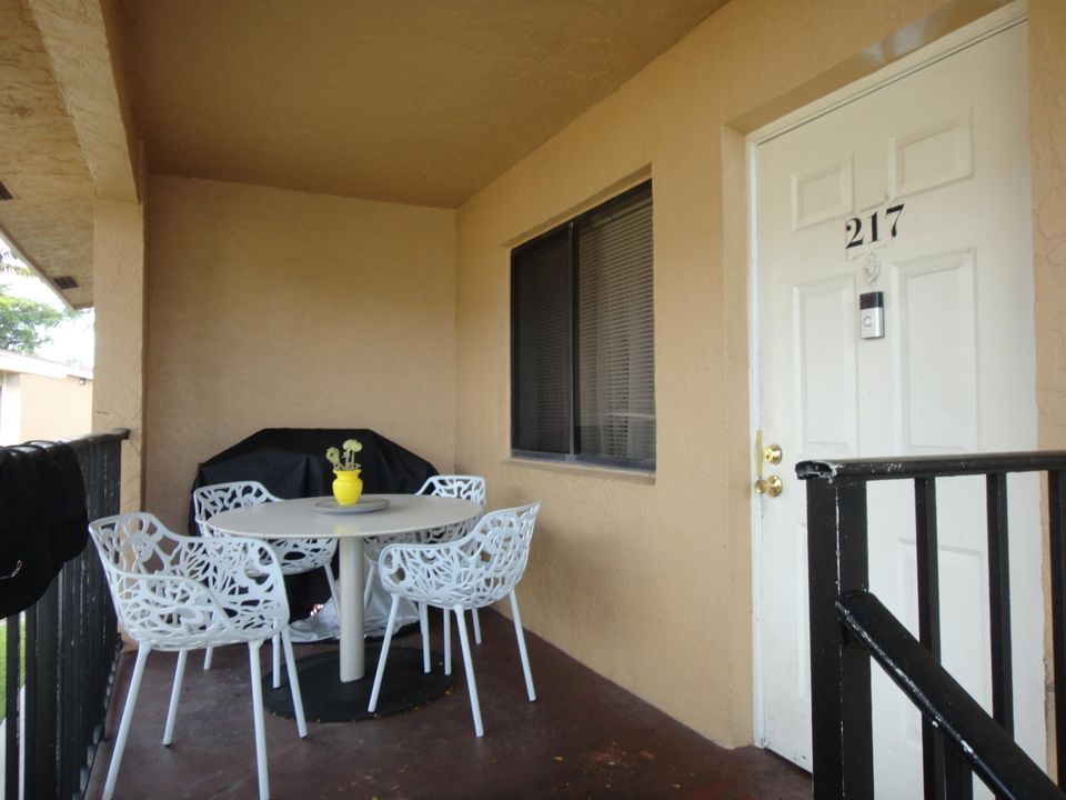 For Sale: $230,000 (3 beds, 2 baths, 1078 Square Feet)