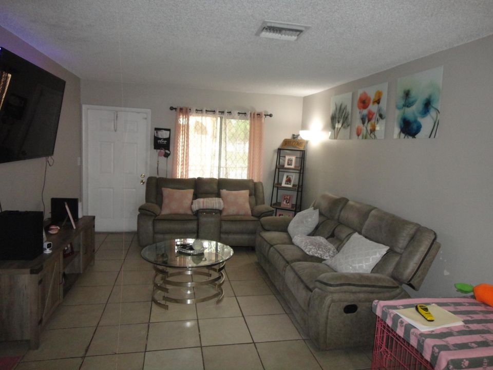 For Sale: $230,000 (3 beds, 2 baths, 1078 Square Feet)