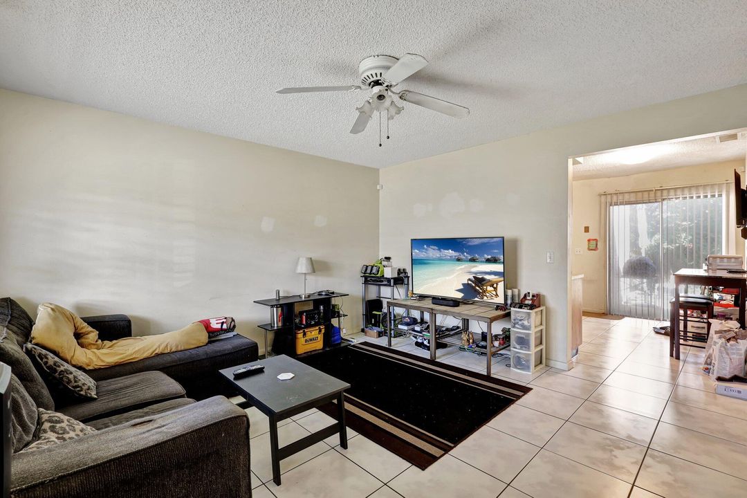 For Sale: $225,000 (2 beds, 2 baths, 888 Square Feet)