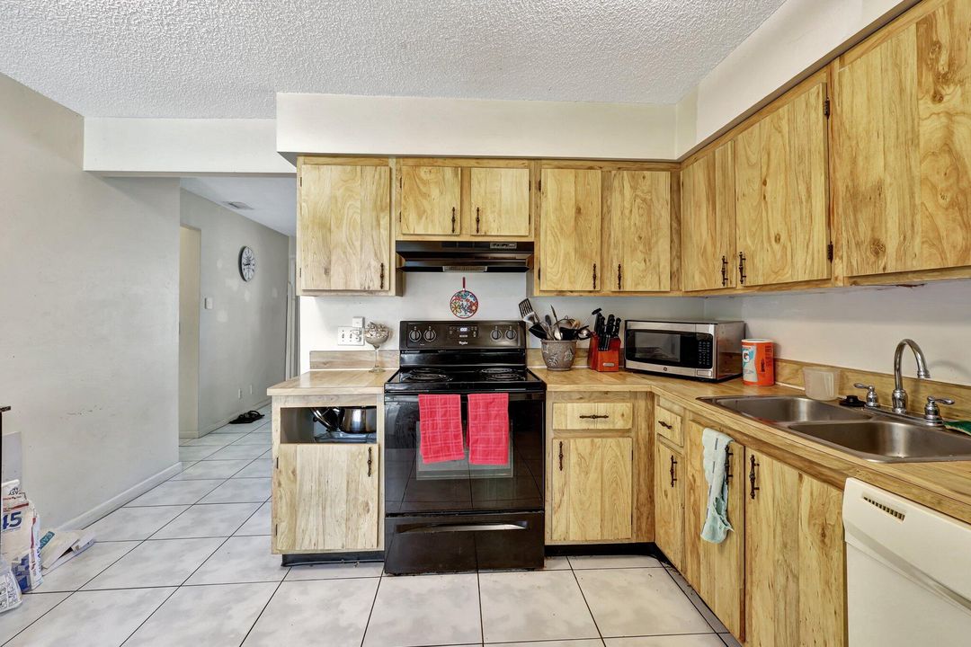 For Sale: $225,000 (2 beds, 2 baths, 888 Square Feet)