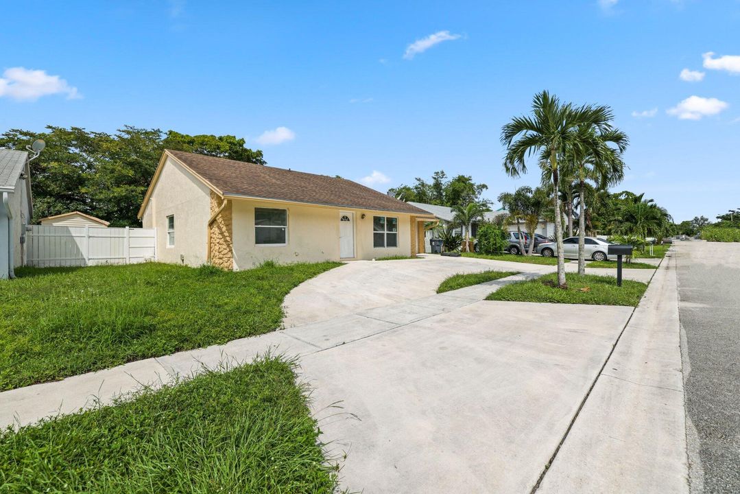 For Sale: $450,000 (4 beds, 2 baths, 1407 Square Feet)