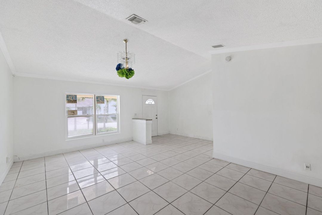 For Sale: $450,000 (4 beds, 2 baths, 1407 Square Feet)