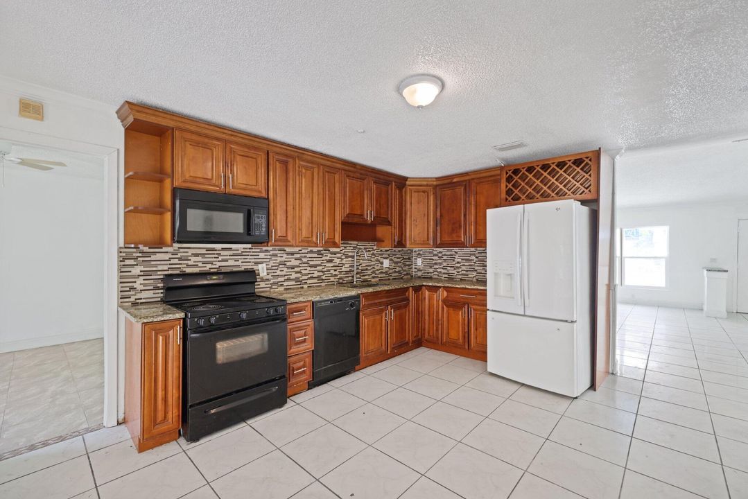 For Sale: $450,000 (4 beds, 2 baths, 1407 Square Feet)