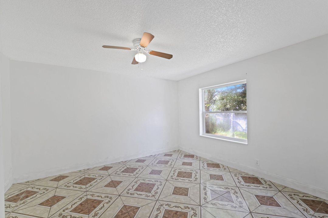 For Sale: $450,000 (4 beds, 2 baths, 1407 Square Feet)